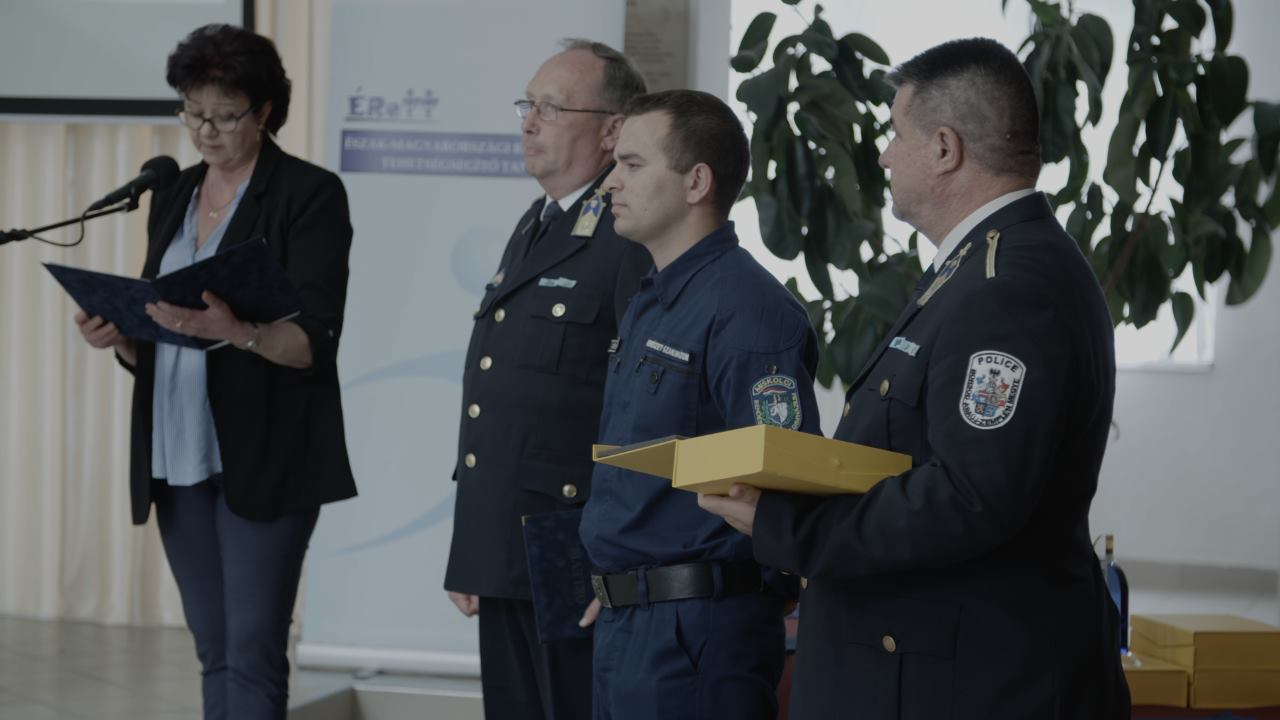 2. emlékplakett átadás