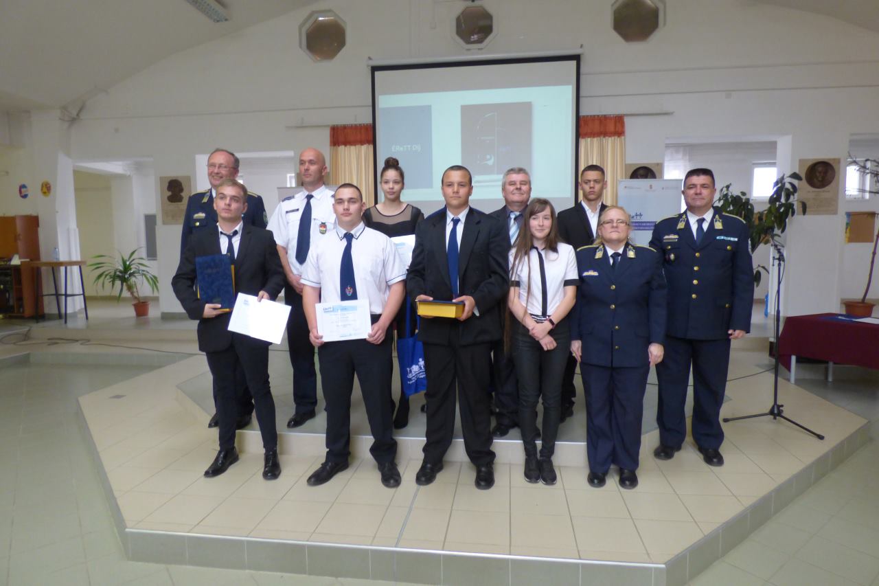 3. emlékplakett átadás